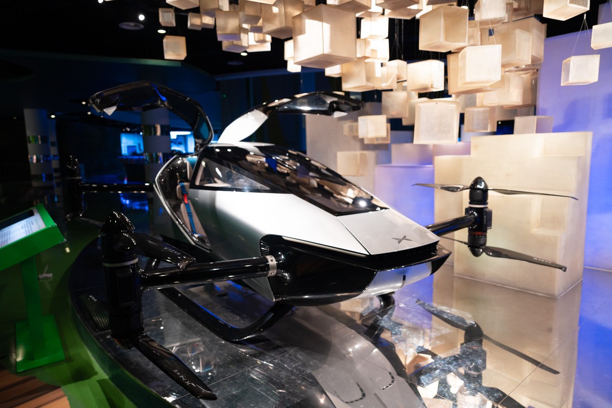小鹏飞行汽车展示，黑白配色的eVTOL飞行器