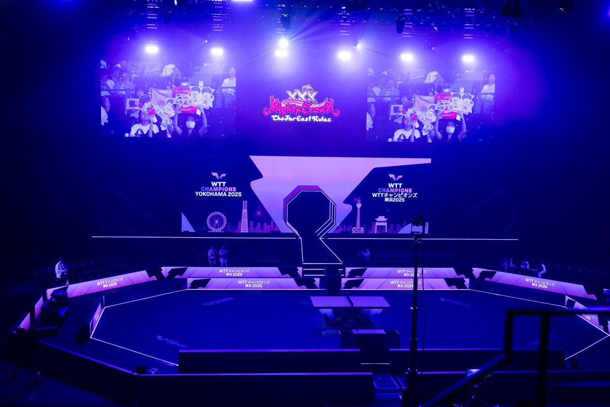 WTT Champions横滨2025比赛会场，紫色灯光照明的乒乓球台