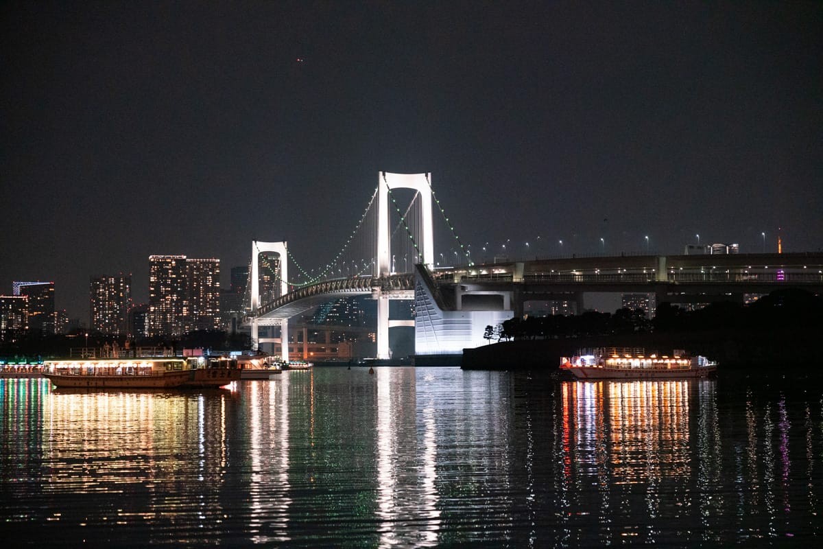 东京湾夜景，彩虹大桥与停泊的屋形船