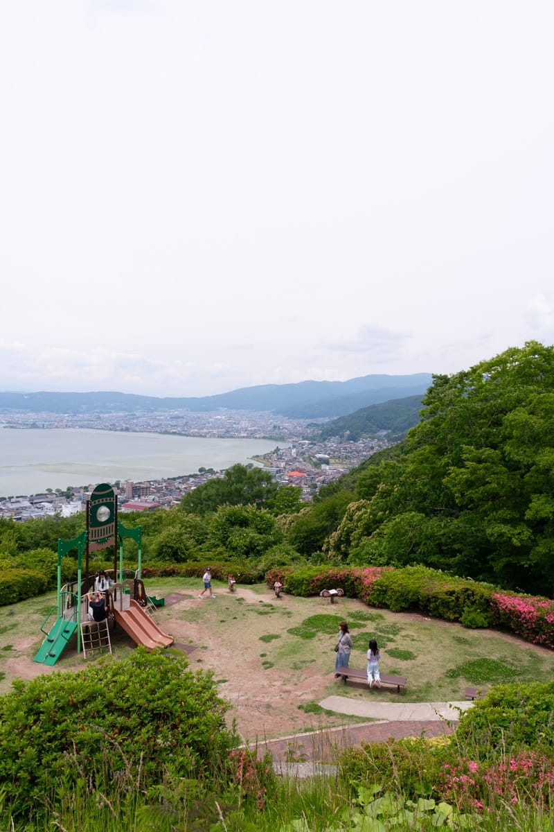 从立石公园俯瞰诹访湖与湖畔的城市